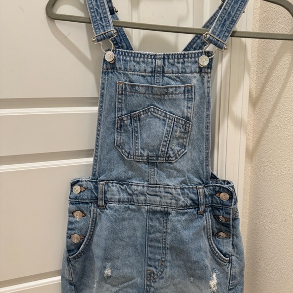 Distressed Denim Short Overalls Size 4 - Picture 4 of 4